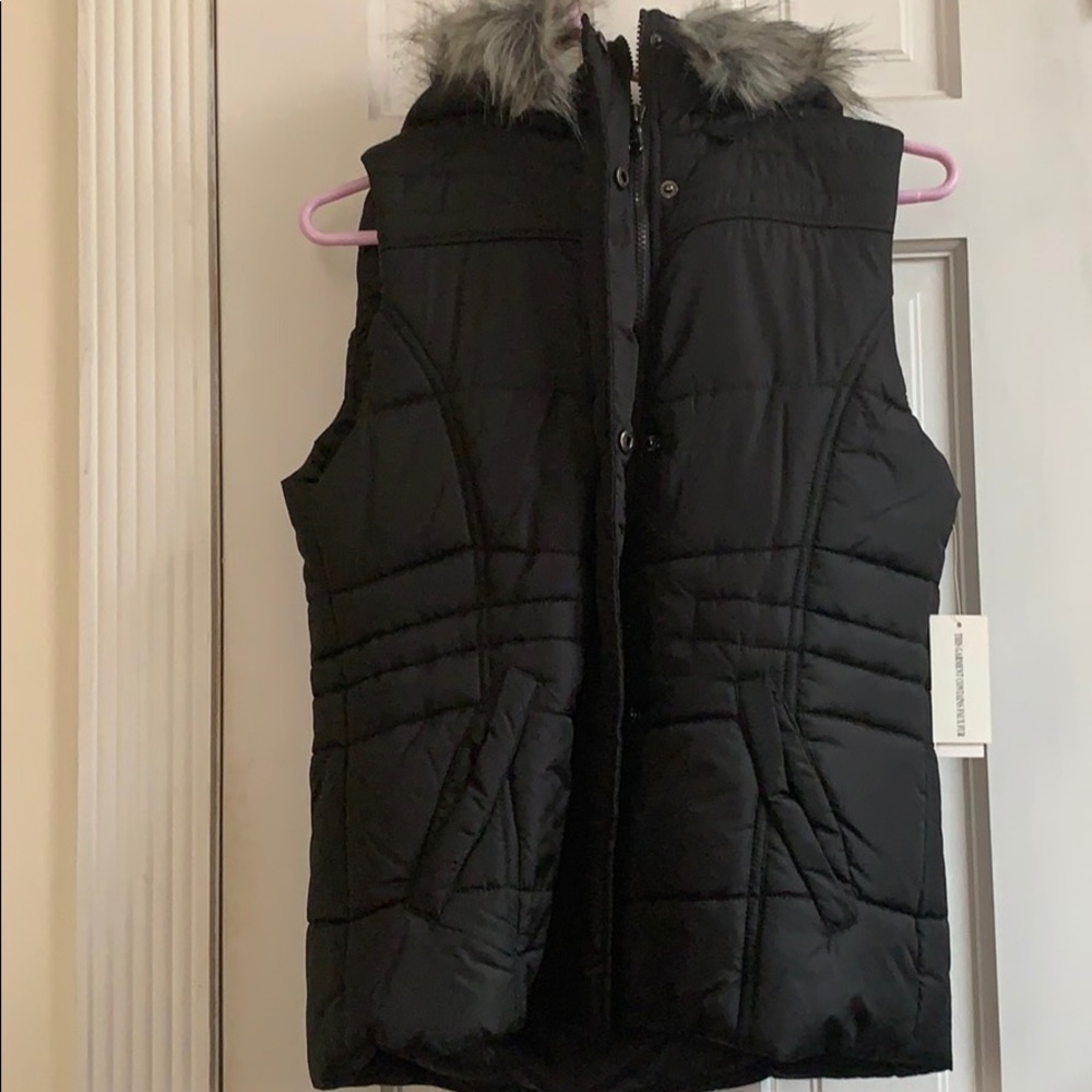NY&CO black puffer best w/faux fur collar. Size S